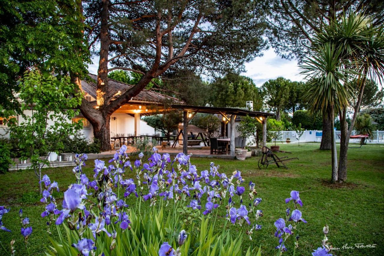 Lou Garbin Hotell Saint-Laurent-dʼAigouze Eksteriør bilde