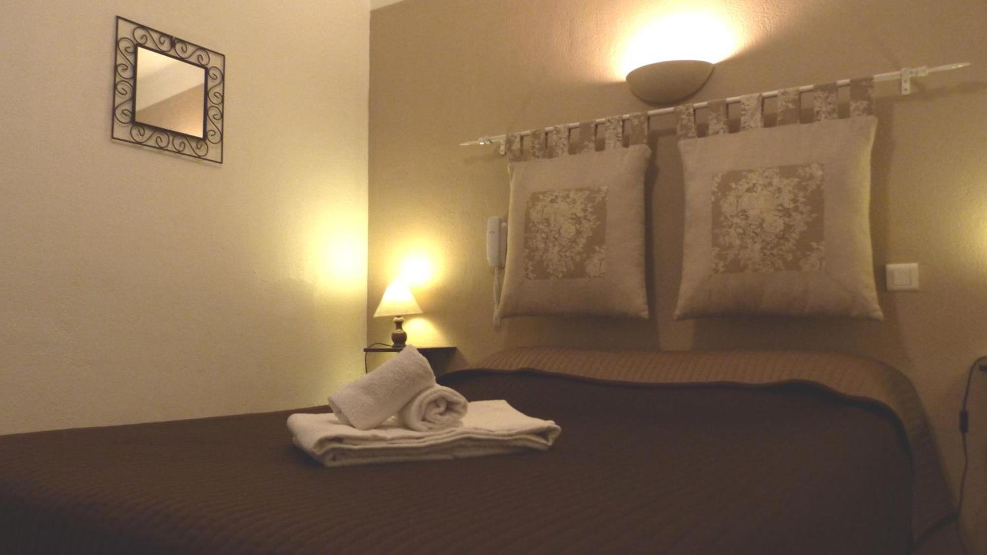 Lou Garbin Hotell Saint-Laurent-dʼAigouze Rom bilde