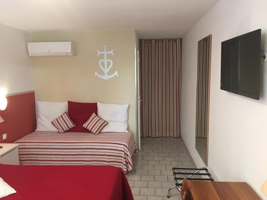 Lou Garbin Hotell Saint-Laurent-dʼAigouze Eksteriør bilde