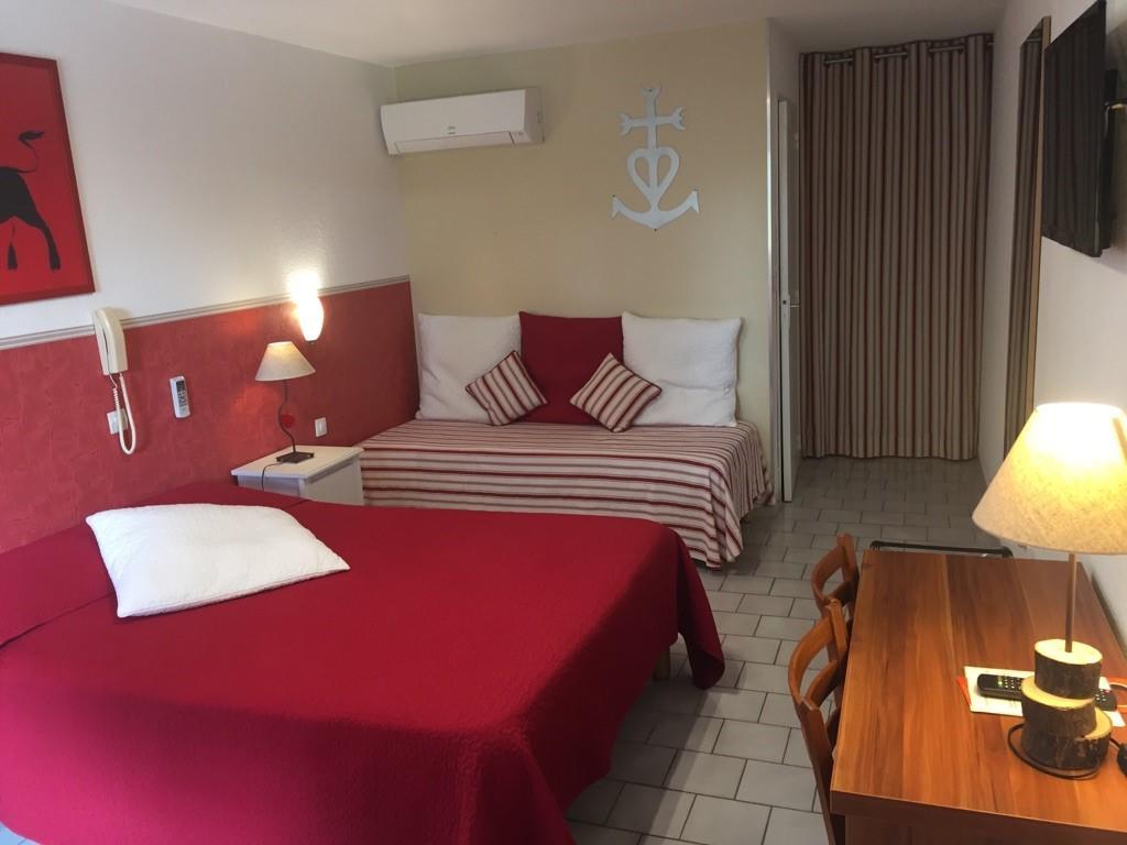 Lou Garbin Hotell Saint-Laurent-dʼAigouze Eksteriør bilde