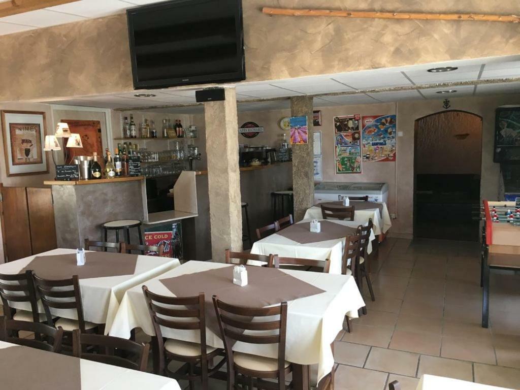 Lou Garbin Hotell Saint-Laurent-dʼAigouze Eksteriør bilde