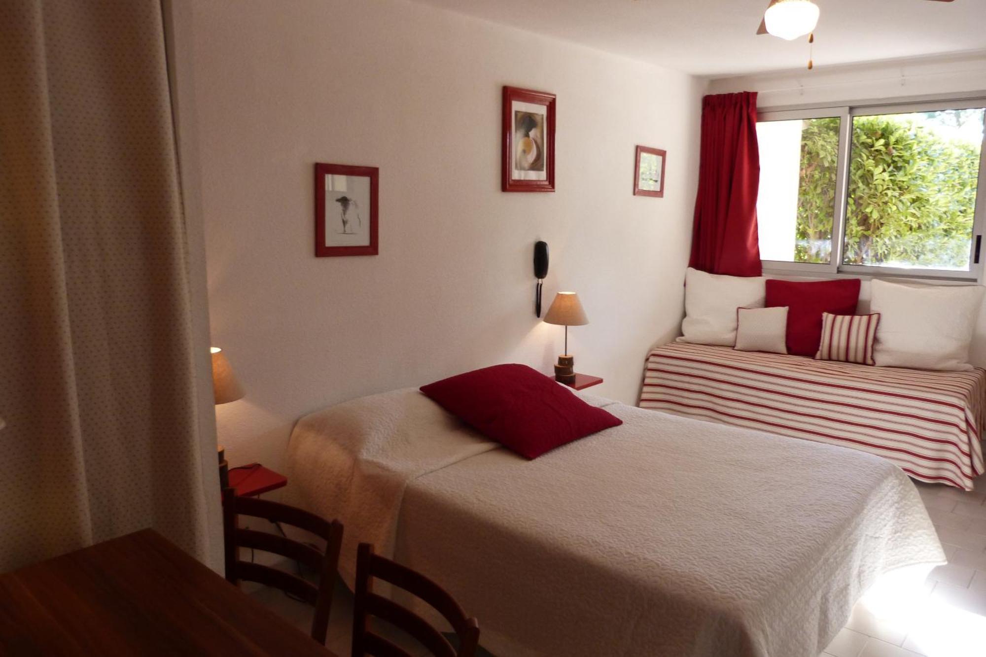 Lou Garbin Hotell Saint-Laurent-dʼAigouze Eksteriør bilde